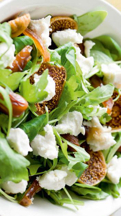 Salade with fresh dates, figs and goat cheese