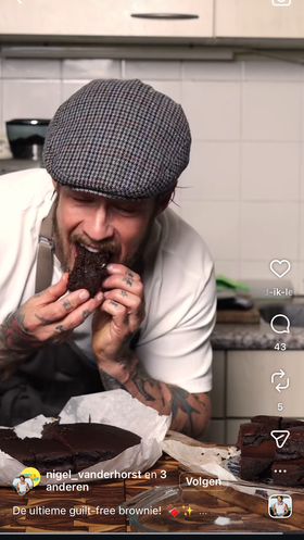 Nigel van der Horst maakt een gezonde brownie met verse dadels