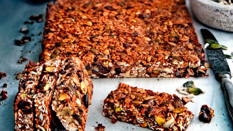 Date and muesli bar for athletes