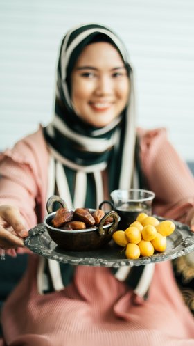 Vrouw deelt verse dadels uit