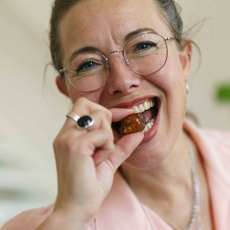 vrouw proeft verse dadel